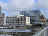 902268 Overzicht van de zuidoostzijde van NS-station Utrecht Centraal, vanaf de Moreelsebrug te Utrecht, met op de ...